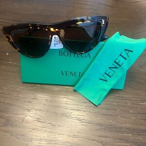 Bottega Veneta  Cat-Eye Sunglasses with Green Case
